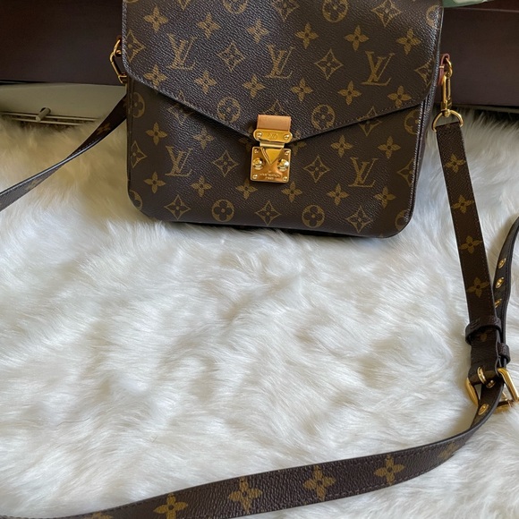 Louis Vuitton Pochette Métis Crossbody Bag - Picture 13 of 14